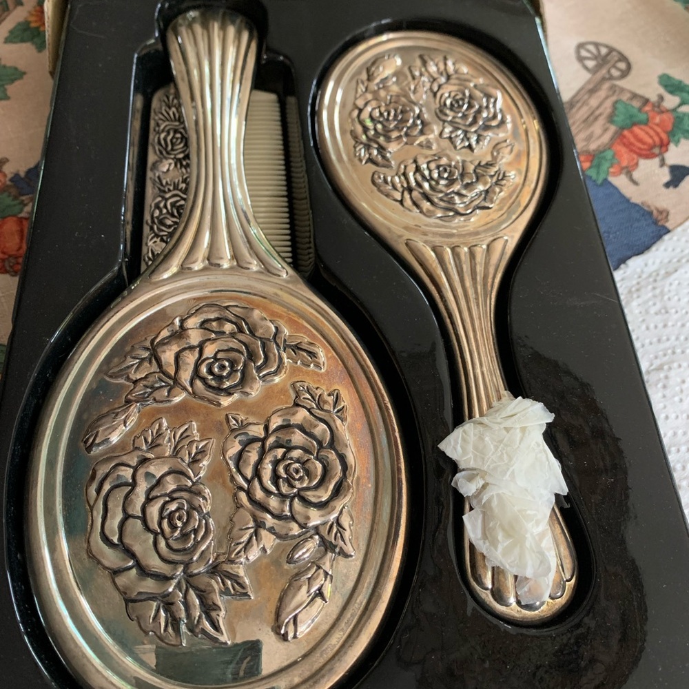 Elegant Silver Floral Vanity Set